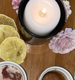 一根蜡烛、一些橙片和一盘食物