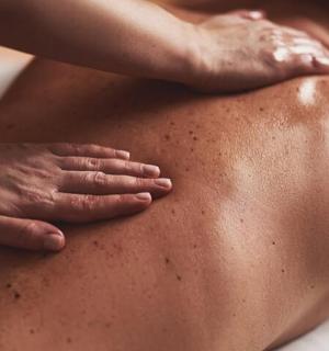 一个人把手放在一个男人的背上