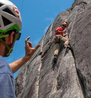 一名男子指着岩壁上的一名男子