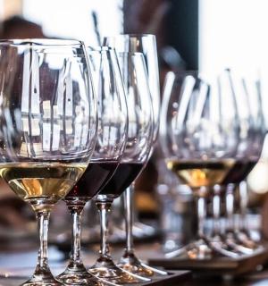 桌上摆放着一排酒杯