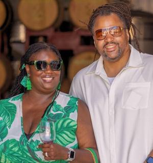 一男一女站在酒窖里