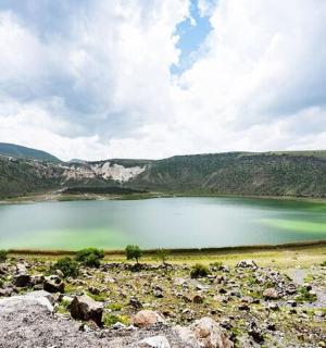 山中的一大片绿色湖泊