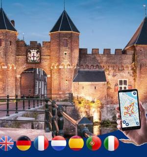 城堡前拿着手机的人