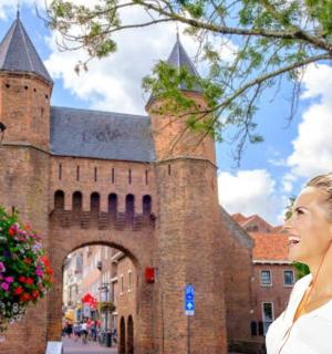 站在城堡前的女人