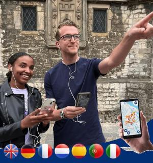 一男一女举着手机