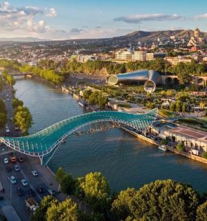 河上桥梁的城市景观