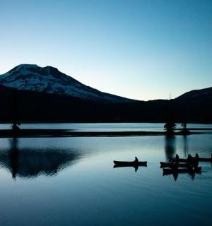 eine Gruppe von Menschen in Booten auf einem See