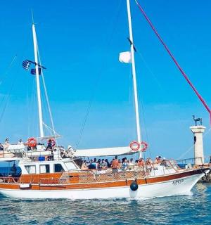 група људи на чамцу у води