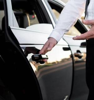 muž otevírající dveře auta