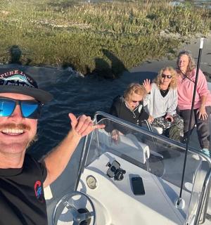 一群人在水中的船上