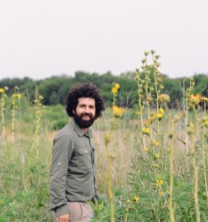 muž stojící v poli květin