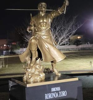 手持长矛的男子铜像