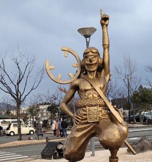 手持武器的男子青铜雕像