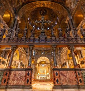 一座有着金色大门和天花板的教堂