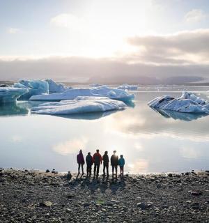 一群三人站在冰山前