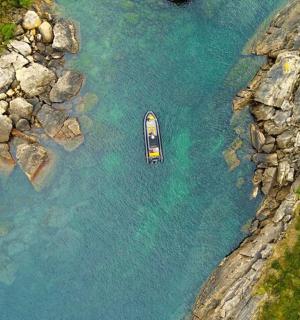 una vista aerea di una barca in acqua