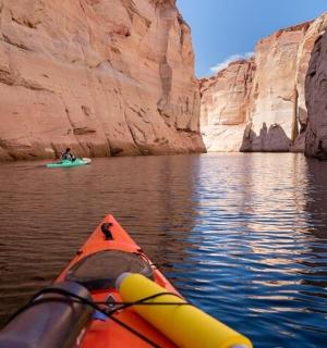 osoba v kajaku na vodě v kaňonu