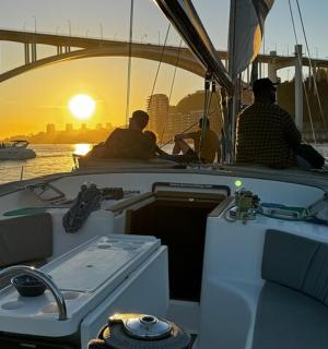 一群人坐在水中的船上