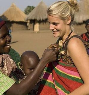 žena drží dítě a usmívá se