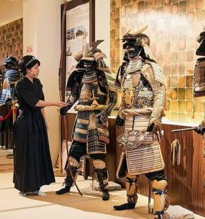 一位女士站在展示台前