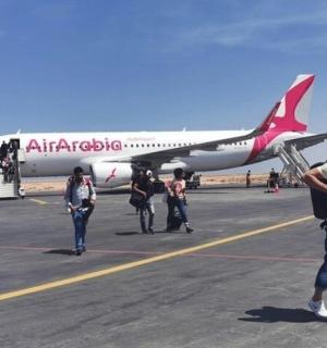 一群人走向跑道上的飞机