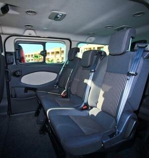 公交车后座的空座位