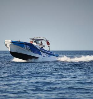 modrobílá loď na vodě