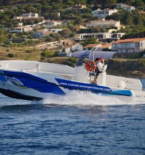 modrobílá loď ve vodě