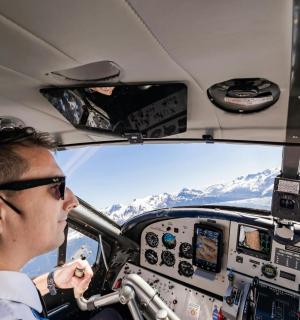 飞机驾驶舱里的一名男子