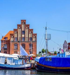 两艘船停靠在一栋建筑物前的水中