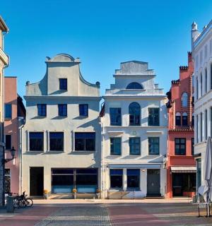 城市街道上的一组建筑