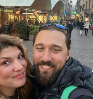 muž a žena pózují pro fotografii na ulici