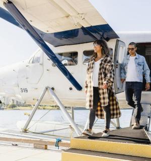 一名男子和一名女子站在飞机前部