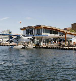 一架飞机停靠在水上码头