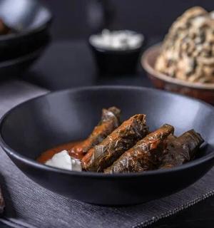 桌上的一碗黑色食物