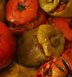 桌子上有一堆西红柿和辣椒