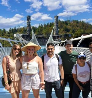 一群人在桥上摆姿势拍照