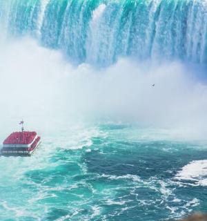 瀑布前的水中的一艘船