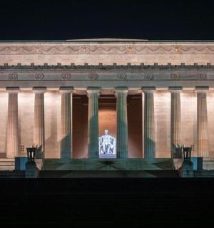 velká budova s hodinami před ní