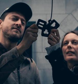 一名男子和一名女子举着一块拼图