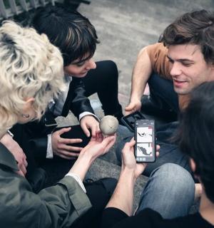 一群人用手机给一名男子拍照