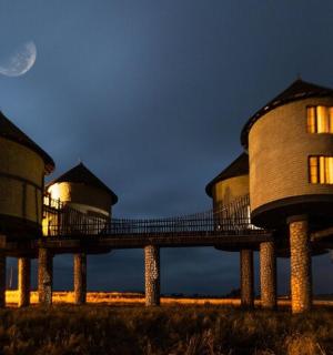 一组以月亮为背景的房屋