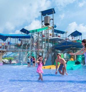 一家人在水上乐园玩水