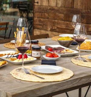 dřevěný stůl s talíři jídla a sklenicemi na víno