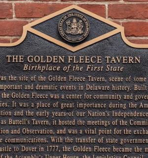 砖砌建筑侧面的牌匾