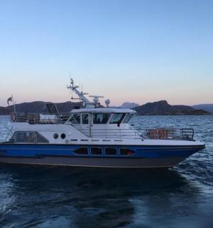 水中一艘蓝白色的船