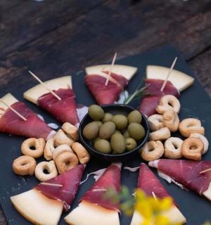 一盘有水果、椒盐脆饼和坚果的食物