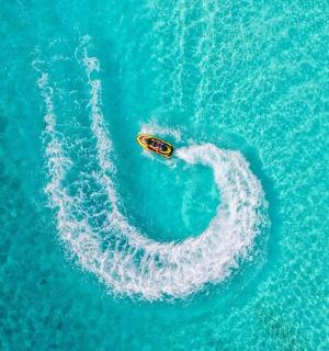 một chiếc thuyền tạo ra sóng trên mặt nước