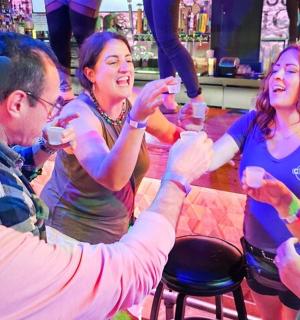 一群人围坐在酒吧里