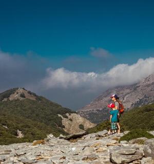 muž a žena stojící na vrcholu hory
